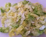Foto del paso 2 de la receta: Ensalada con pollo, aguacate, frutos secos, semillas y queso