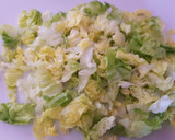 Foto del paso 2 de la receta: Ensalada con pollo, aguacate, frutos secos, semillas y queso