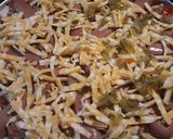 Foto langkah ke 6 dari resep Chili-CheeseDog Pizza.