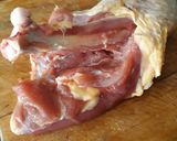 Une image de l'étape 1 de Cuisses de pintades farcies aux pruneaux et aux champignons.