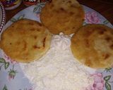 Foto del paso 2 de la receta: Caldito de huevo, arepas con queso, suero, malteada de fresa 💯❤