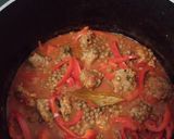 Foto del paso 5 de la receta: Albondiguitas en salsa de tomates, pimientos y lentejas