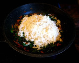 Foto del paso 5 de la receta: Arroz  salteado con col rizado y uvas pasas - veggie - pechuga de pollo
