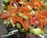 Foto del paso 1 de la receta: Ensalada de brotes tiernos, aguacate y huevo duro