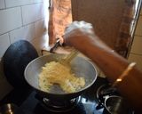 A picture of step 2 of Suji / Salmonella Halwa.