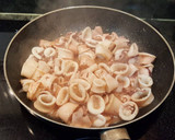 Foto del paso 1 de la receta: Calamares con tomate