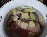 Hình bước làm 1 của món Thịt đầu heo luộc với canh nấm kim châm keto