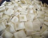 Foto del paso 4 de la receta: Ravioles de ricotta y espinaca con salsa de carne y tomate a la albahaca