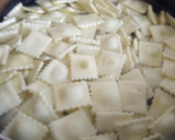 Foto del paso 4 de la receta: Ravioles de ricotta y espinaca con salsa de carne y tomate a la albahaca