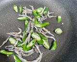 青龍辣椒炒小魚干花生的食譜步驟3照片