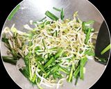 Foto langkah ke 3 dari resep Touge Kucai Ikan Asin.