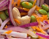 Foto del paso 5 de la receta: Ensalada primaveral de edamames, zanahoria rallada y cebolla morada 🥗 💚 🧡 💜