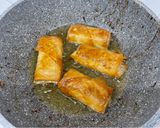 Foto del passaggio 11 della ricetta Involtini di pasta fillo con gamberi e verdure saltate