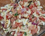 Foto del paso 3 de la receta: Ensalada de huevo rallado con jitomate