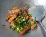 Foto langkah ke 4 dari resep Tahu Kecap Cabe Bawang.