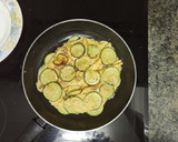 Foto del paso 3 de la receta: Tortilla rápida de calabacín y atún