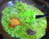 Foto del paso 5 de la receta: Albóndigas de pollo en salsa reducida de calabacines al curry