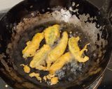 मिर्ची और प्याज़ के पकौड़े (Mirchi aur pyaz ke pakode recipe in Hindi) रेसिपी चरण 3 फोटो