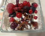 Foto del passaggio 2 della ricetta Dessert allo yogurt greco con frutti di bosco e crema di cacao