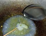 Foto langkah ke 5 dari resep Kue Cucur Kembang Telang.