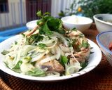 Hình bước làm 2 của món Gà bóp hành tây