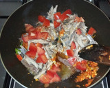 Foto langkah ke 4 dari resep Tongkol Suwir Pedas Daun Kemangi.