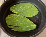 Foto del paso 2 de la receta: Nopales y queso panela asados con salsa verde