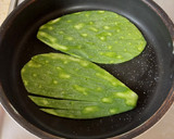 Foto del paso 2 de la receta: Nopales y queso panela asados con salsa verde
