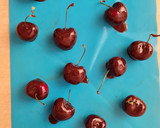Foto del paso 4 de la receta: Cerezas bañadas en chocolate versión saludable 🍒