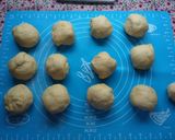 Foto langkah ke 3 dari resep Caterpillar Bread.