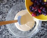 Foto del paso 4 de la receta: Budín de frutos rojos