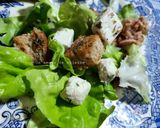 Une image de l'étape 5 de Salade de laitue, fromages et croûtons 🥗.