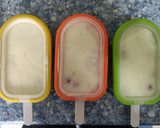 Foto del paso 3 de la receta: Polos de yogur y fruta 🍌🫐