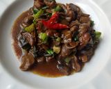 Foto langkah ke 3 dari resep Tumis ayam jamur merang.