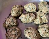 A picture of step 2 of Methi bhakhari.