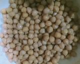 A picture of step 1 of Simple alu cholay ki chaat.