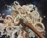 Foto del paso 3 de la receta: Arroz con aros de calamar y langostinos en 30 minutos