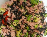 Foto del paso 6 de la receta: Ensalada de tomates cherry y aguacates con semillas de sésamo negro y albahaca