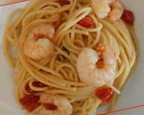 A picture of step 3 of Spaghetti con gamberi e pomodorini.