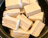 Hình bước làm 2 của món Đậu trắng kho tiêu ớt