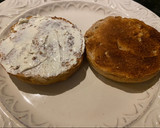 Foto del paso 3 de la receta: Bagel con salmón y aguacate