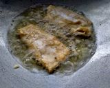 A picture of step 4 of Papad roll stuffed with green coriander and dry coconut.