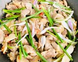 Hình bước làm 6 của món Thịt Heo Rừng Xào Nấm Đùi Gà