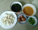 Hình bước làm 1 của món Canh Miso rong biển đậu hủ, nấm hương