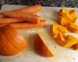 Foto del paso 1 de la receta: Crema otoñal de calabaza y zanahorias con almendras