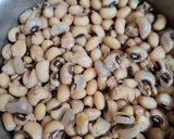 A picture of step 2 of Lobia usal in green masala.