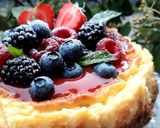 Foto del passaggio 14 della ricetta New York cheesecake con frutti di bosco e coulis di fragole