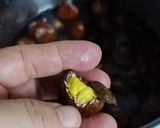 Hình bước làm 1 của món Gà hầm hạt dẻ
