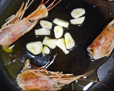 Foto del paso 1 de la receta: Espaguetis con tinta, y gambas con calabacín