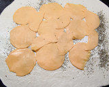 Foto del paso 2 de la receta: Pizza rellena arrollada 🍕